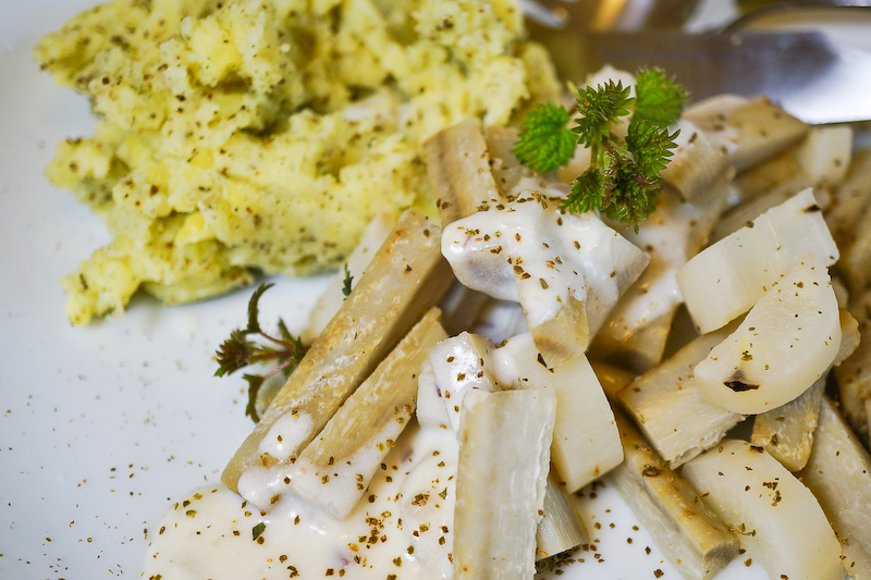 Japanische Klettenwurzeln mit Kartoffel-Brennnessel-Püree