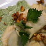 Brennnessel-Ravioli mit kandierten Walnüssen