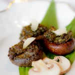 Champingnos gefüllt mit Wildpflanzen-Pest