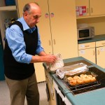 WäEin Wildpflanzenfreund beim Arbeitenhrend die anderen essen ...