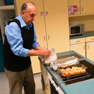 WäEin Wildpflanzenfreund beim Arbeitenhrend die anderen essen ...