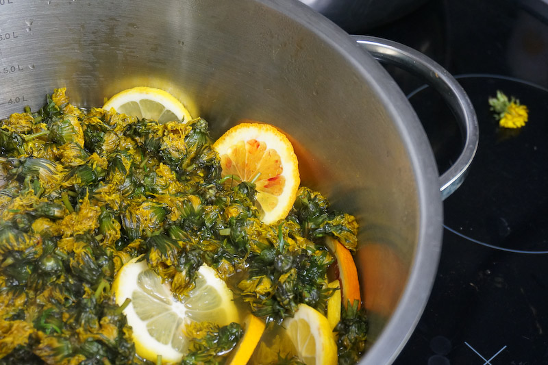 Goldener Löwenzahnblütensirup