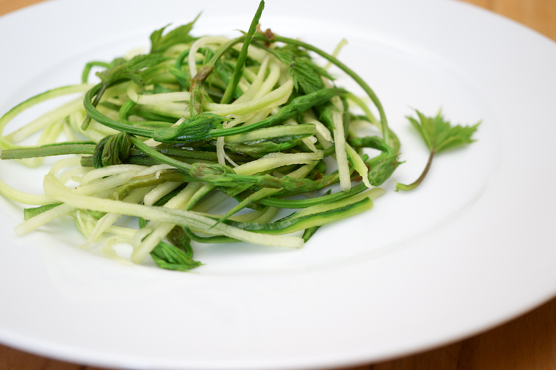 Salatnest aus Hopfensprossen und Gurke