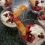 Kornelkirschen-Creme mit Mispel-Blätterteig