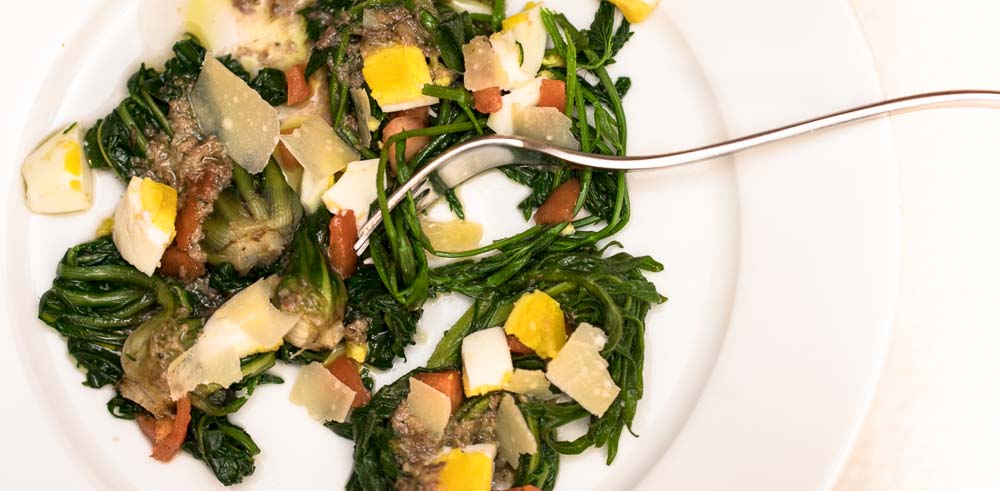 Frühlings-Antipasti mit Löwenzahn, Witwenblume und&nbsp;Hopfen