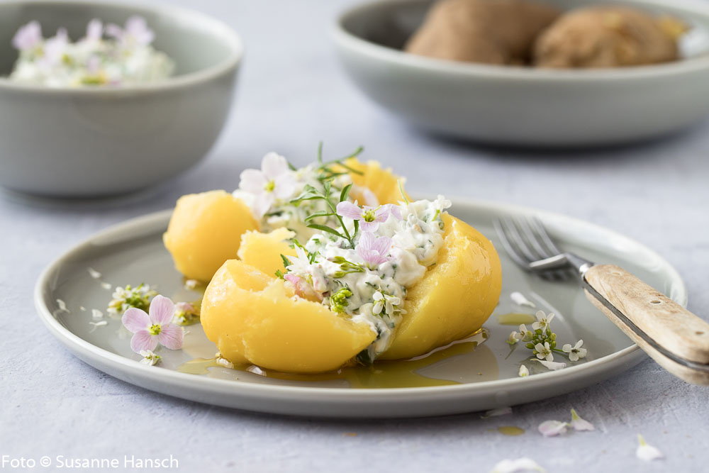 Wildkräuterquark mit Leinöl und Pellkartoffel – Wildes Rezept zum Wochenende